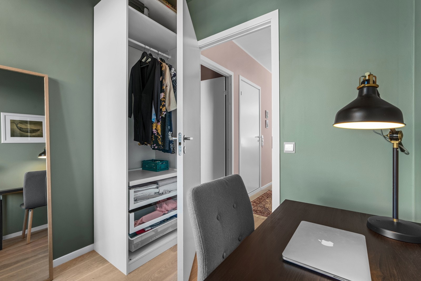 Rommet er innredet med garderobeskap Galleribilde