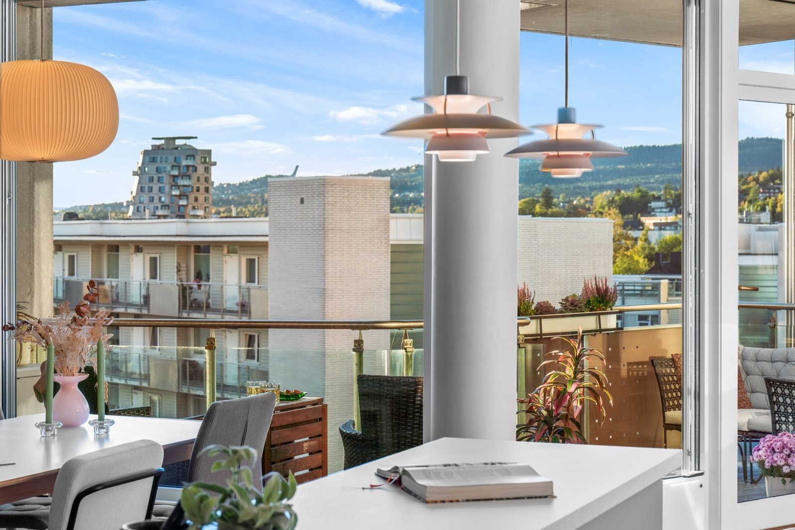 Stuen slipper inn godt med naturlig lys Galleribilde