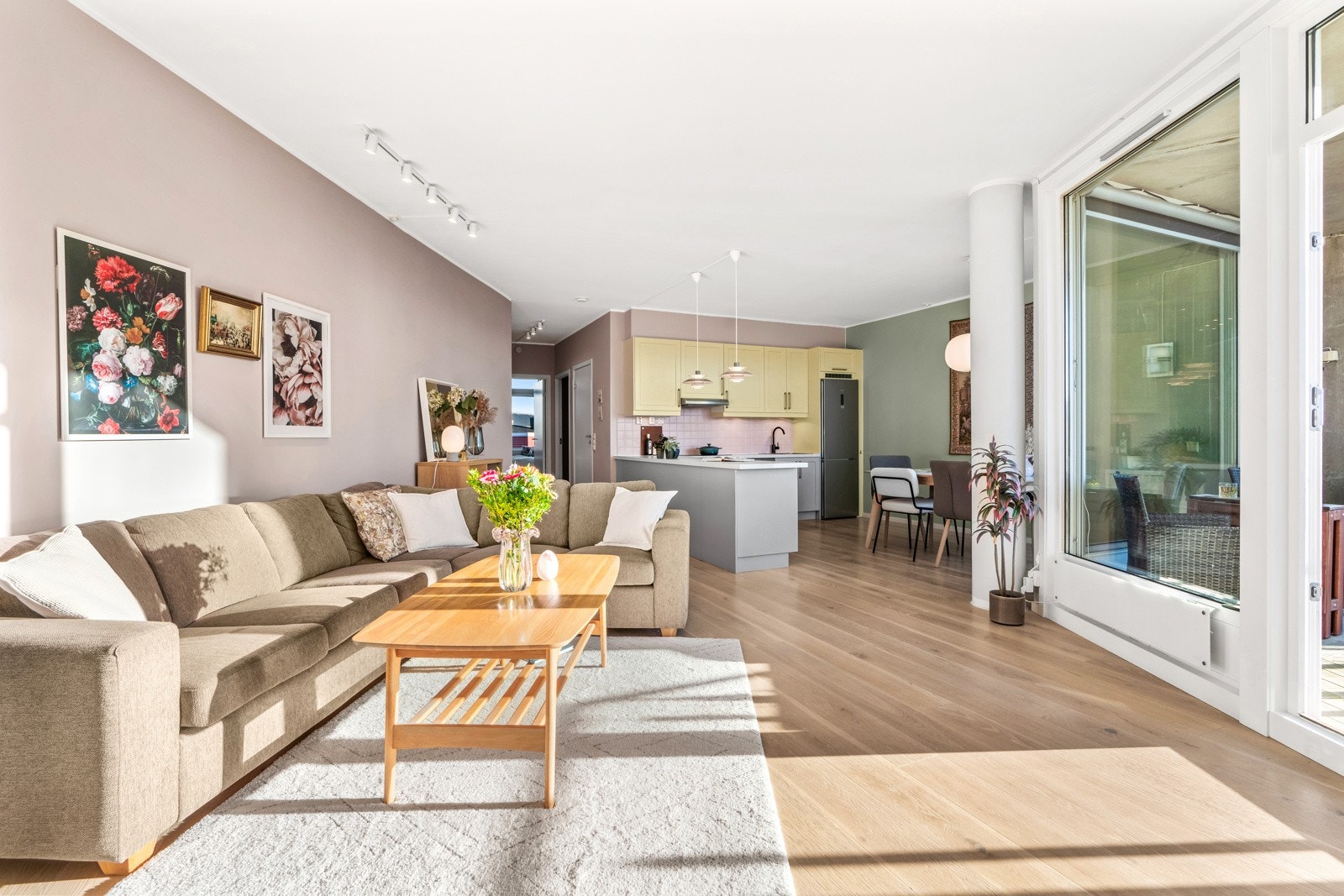 Her bor man i rolige omgivelser, med store grøntarealer rett utenfor døren Galleribilde