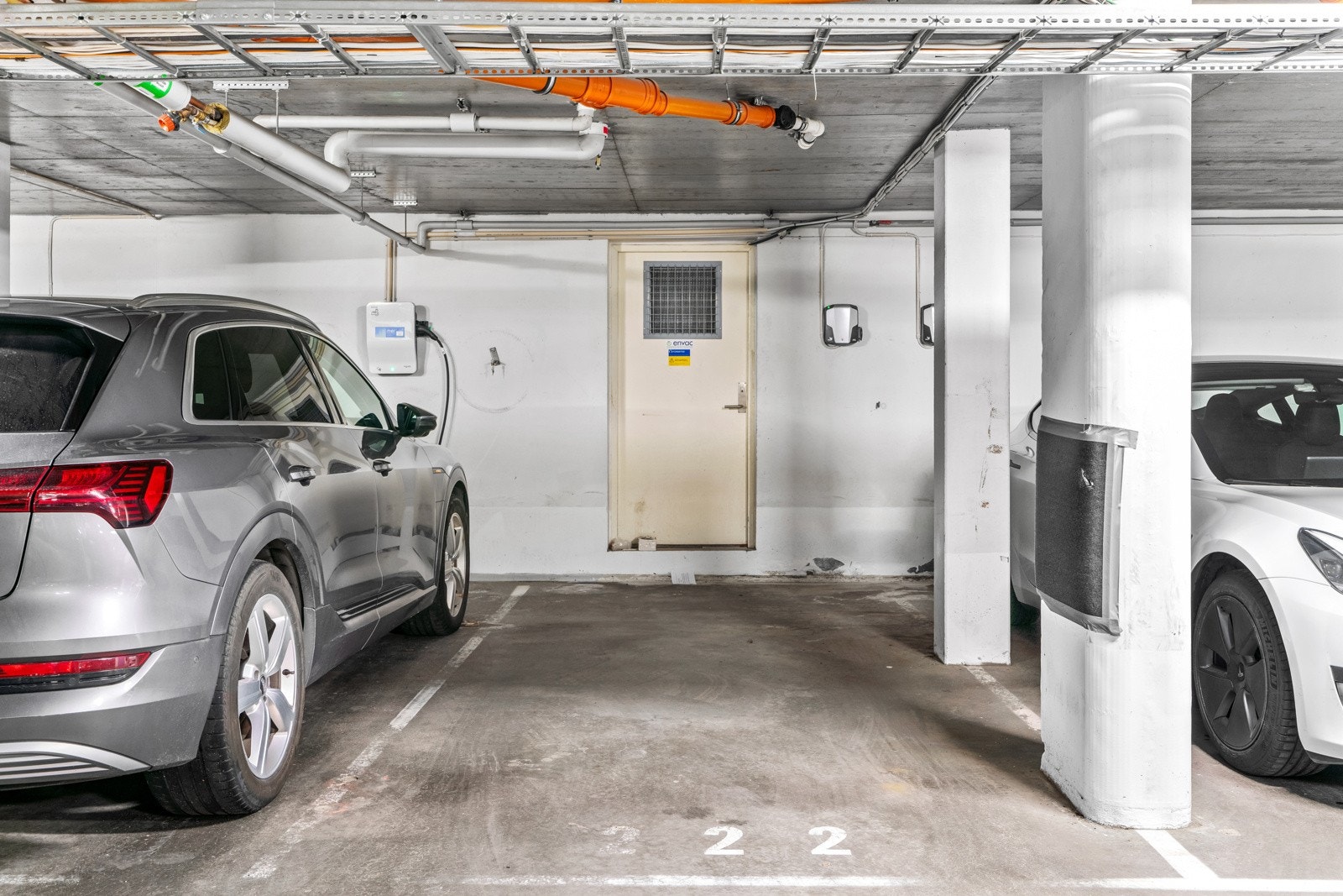 Garasjeplass med elbillader medfølger Galleribilde