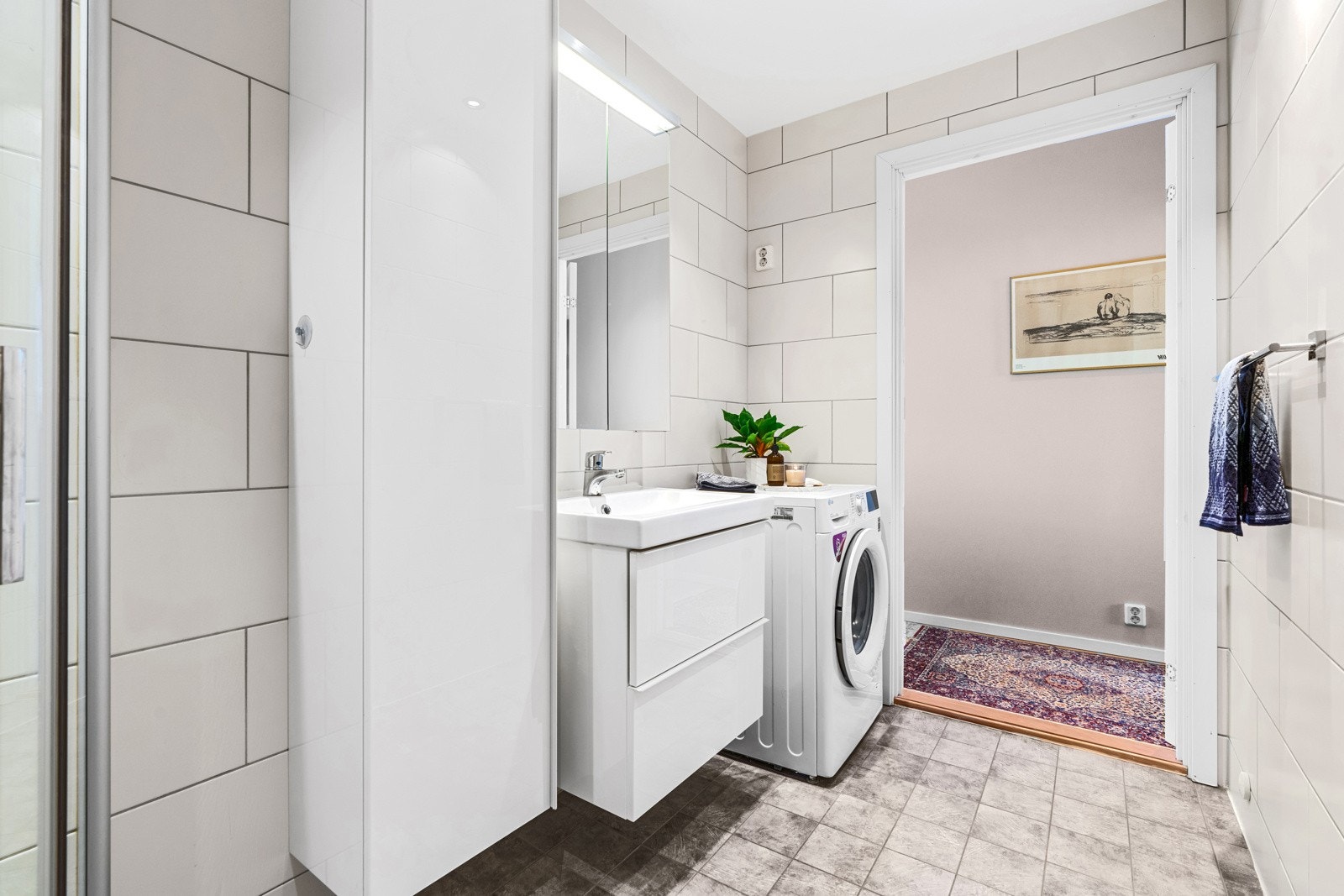 God oppbevaringsplass i høyskap, speilskap og skuffer Galleribilde