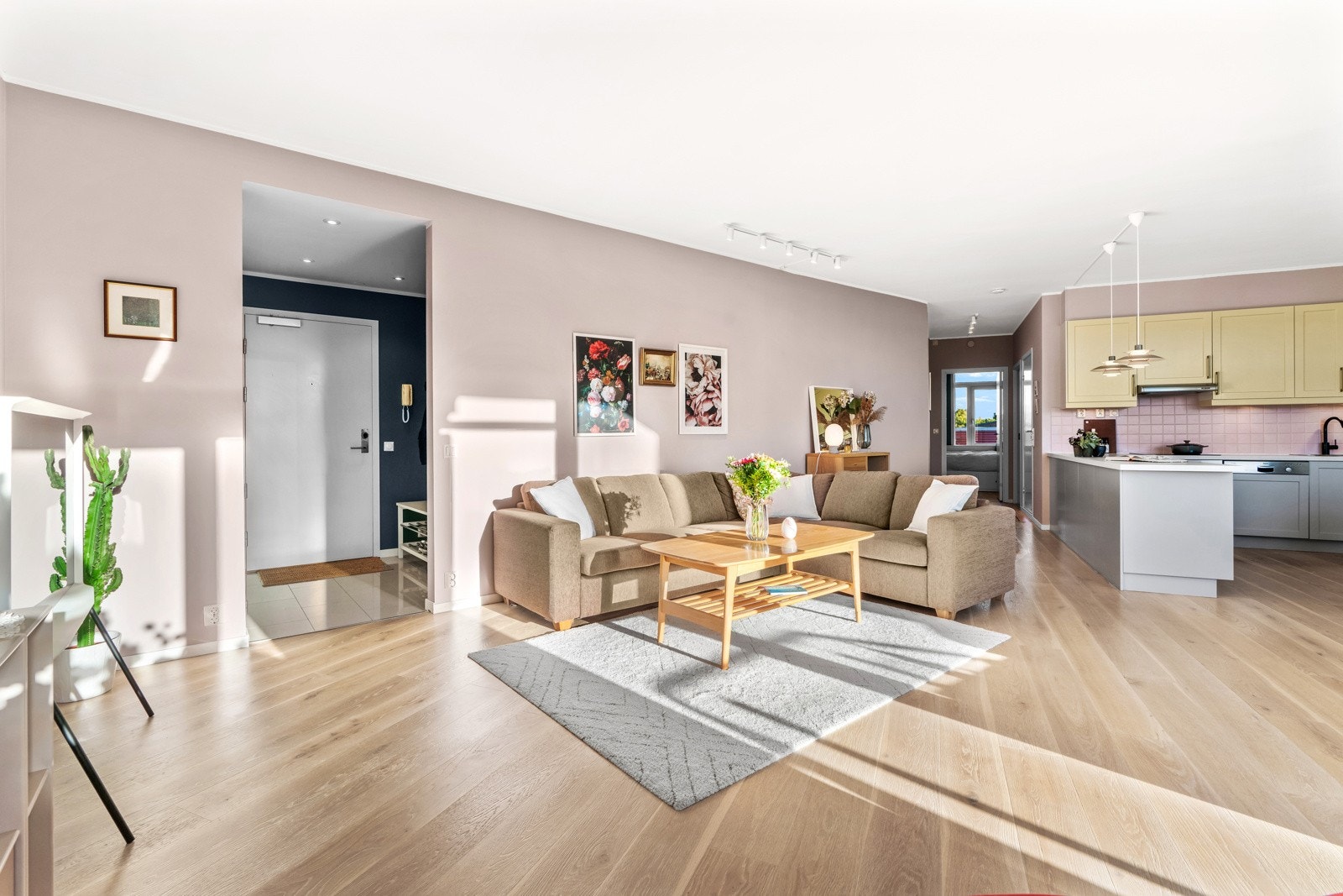 Stuen har en spennende planløsning med god plass til både sofakrok og spisebord Galleribilde