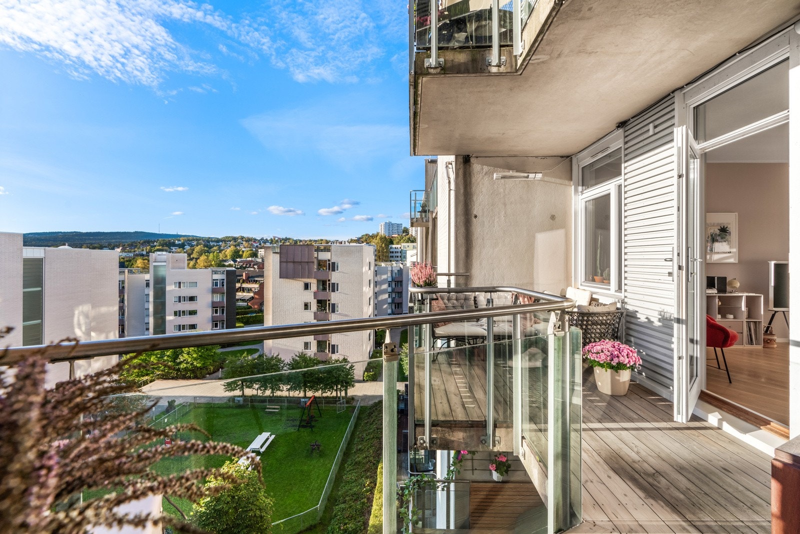 Fra stuen er det utgang til vestvendt balkongen på 11 kvm Galleribilde