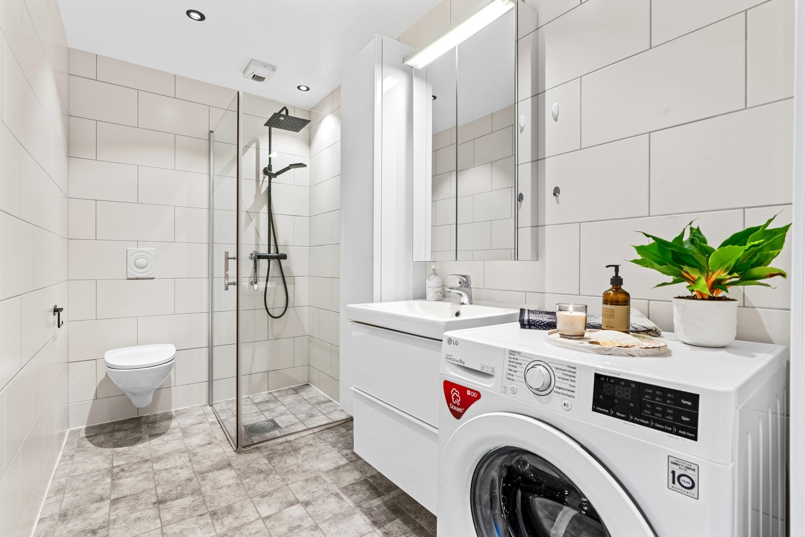 Baderommet har tilgang fra mellomgangen og er av god størrelse. Det er varme i gulv og downlights i tak Galleribilde