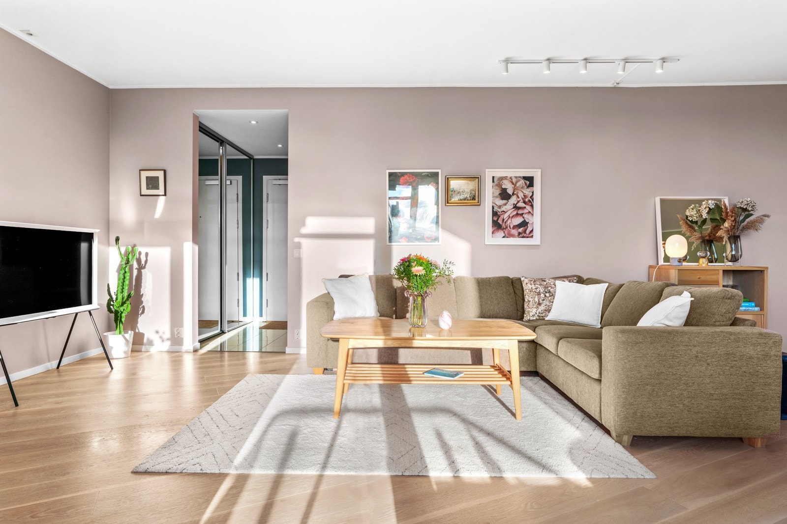 Leiligheten holder en gjennomgående god standard. Det er lys enstavs parkett og veggene er malt i moderne delikate farger Galleribilde