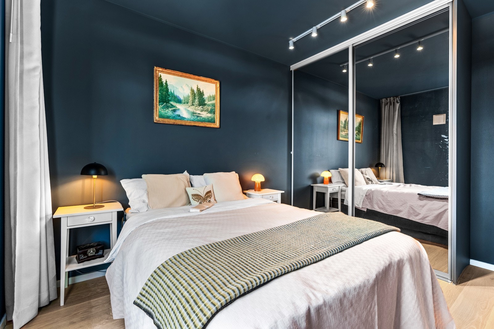 Rommet er innredet med stor skyvedørsgarderobe Galleribilde