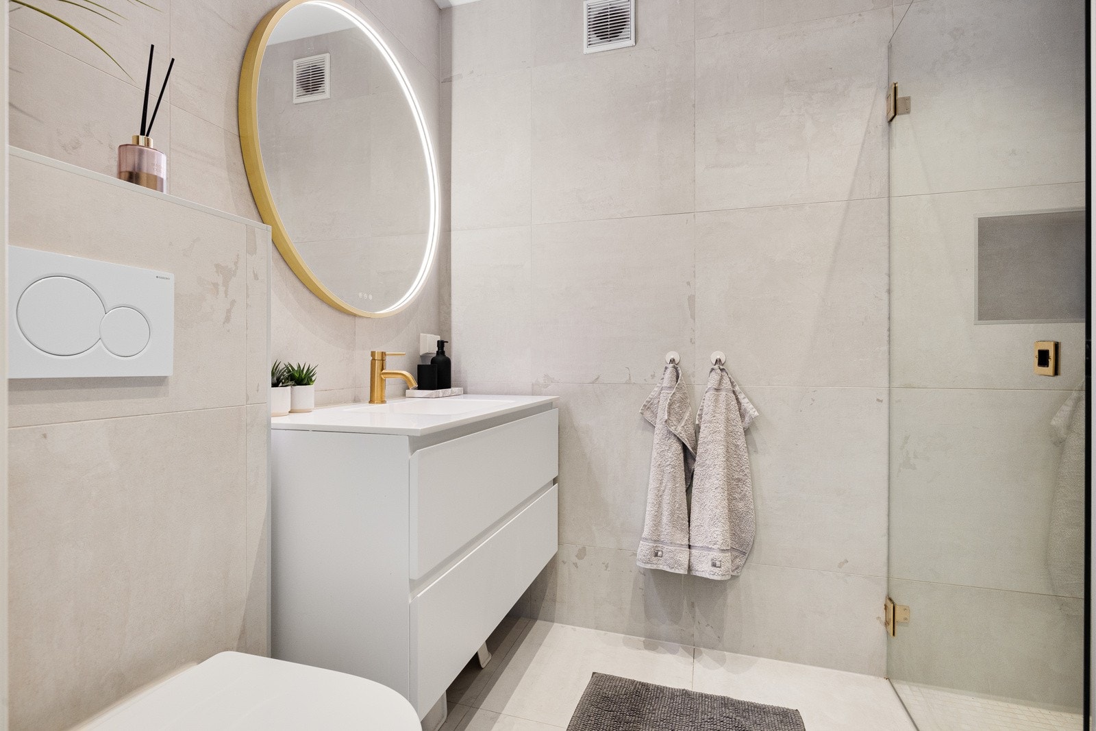 Delikat baderom fra 2019 med lekre detaljer. Galleribilde