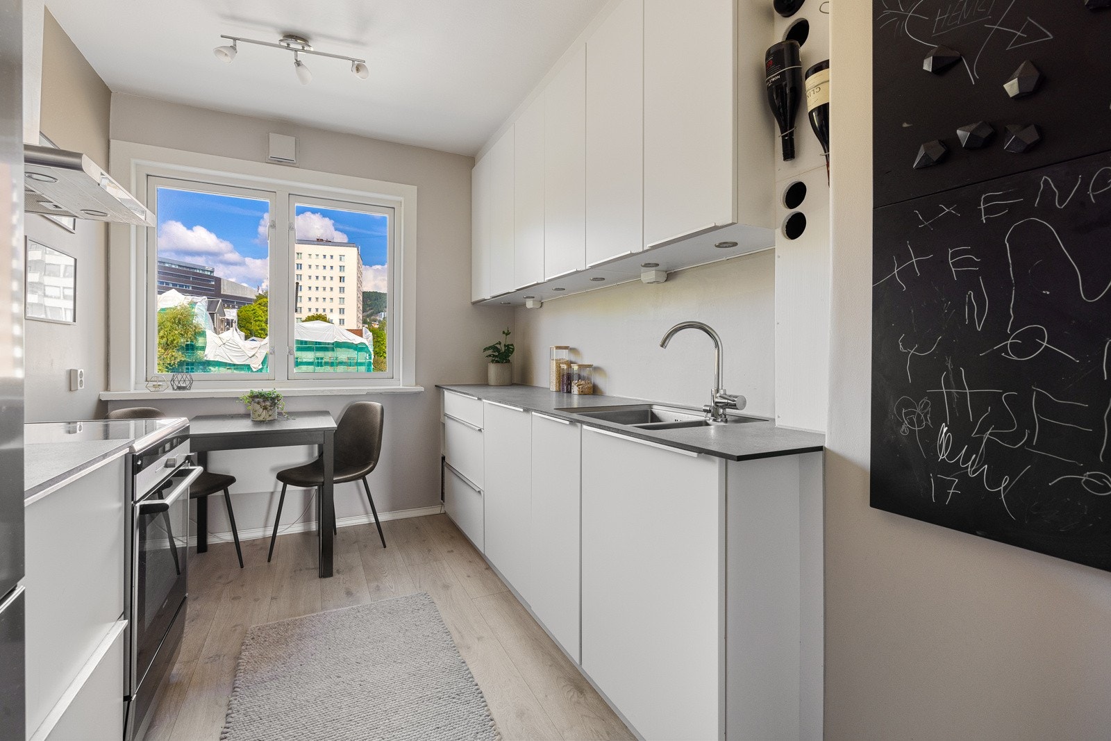 Separat kjøkken med nyere innredning fra 2017. Galleribilde