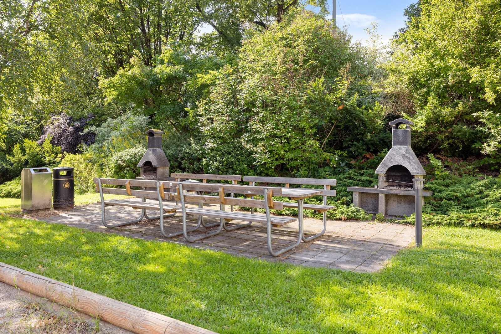 Fellesområdene byr på sitteplasser, grill og mye boltreplass. Galleribilde