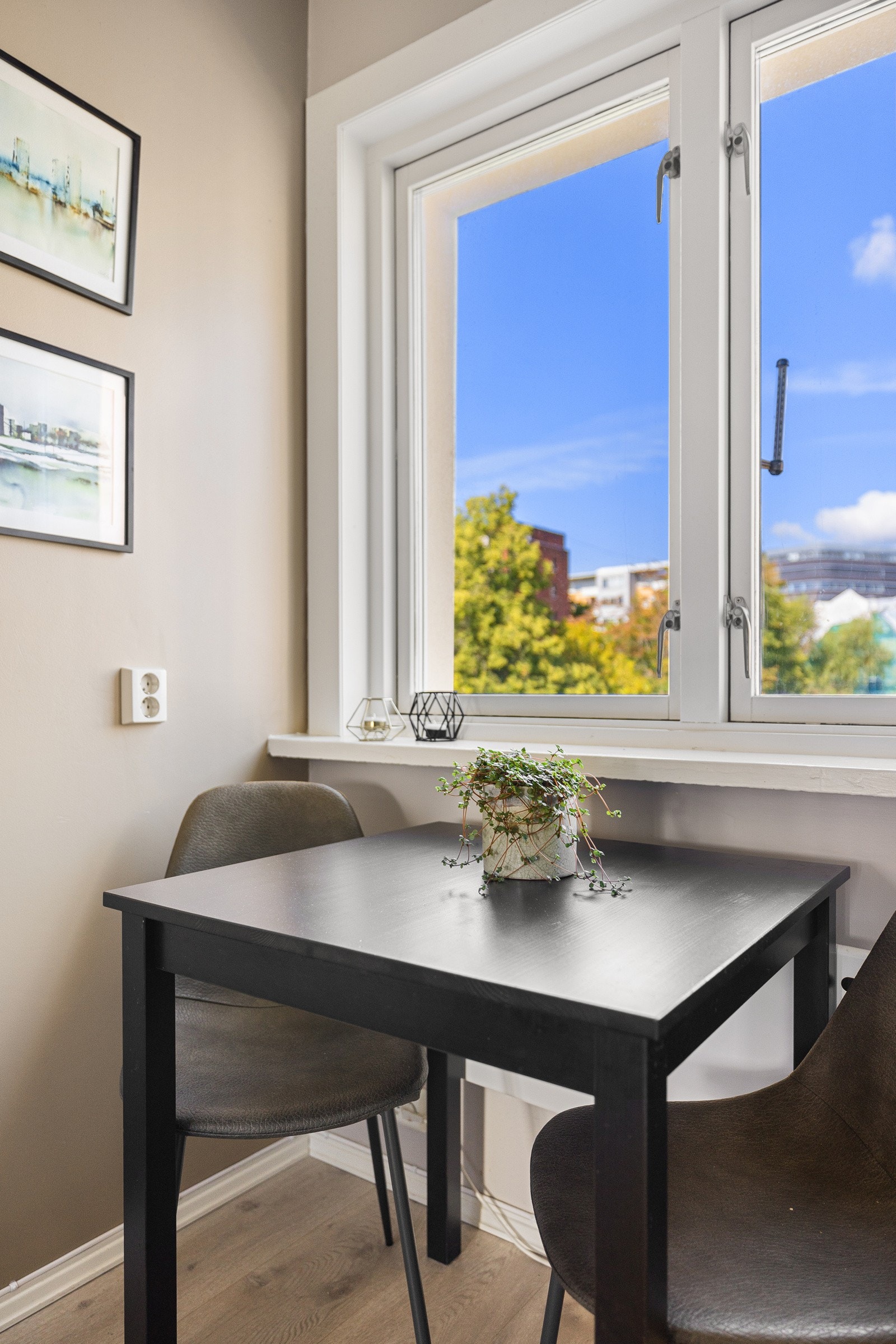 Ved vindusposten er det plass til en hyggelig frokstplass. Galleribilde