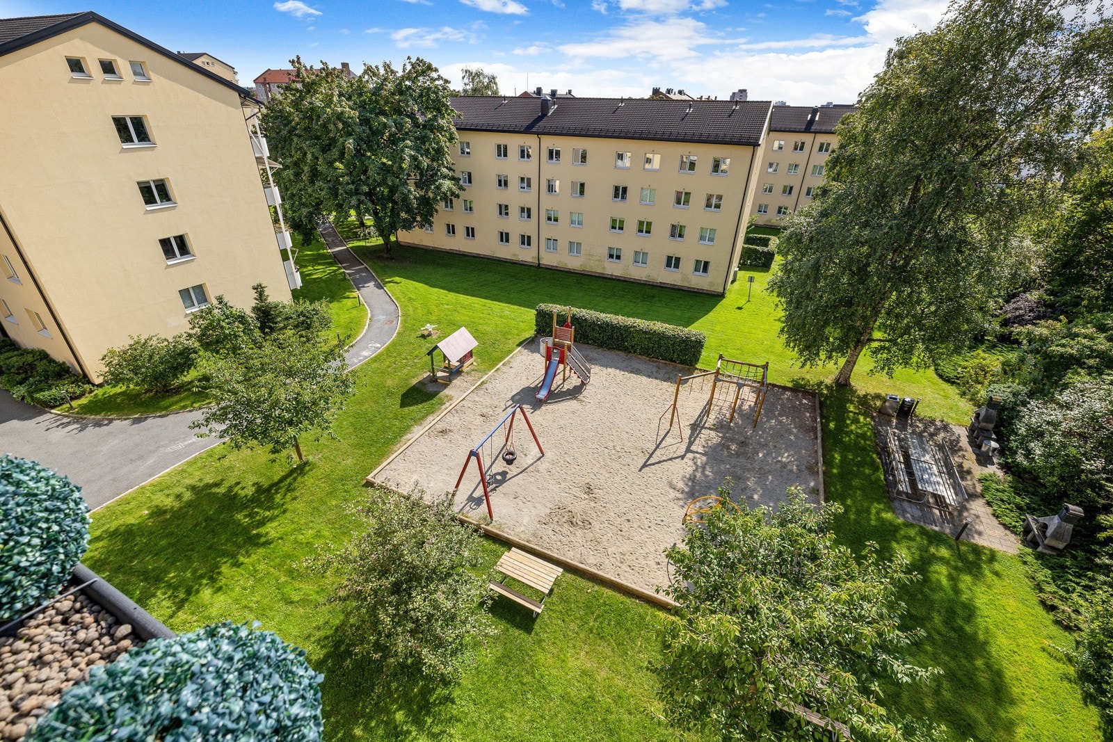 Flott utsyn over grønne fellesarealer. Galleribilde