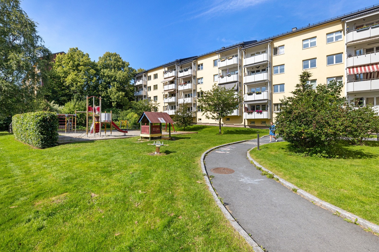 Flotte, grønne fellesområder rett utenfor inngangsdøren. Galleribilde