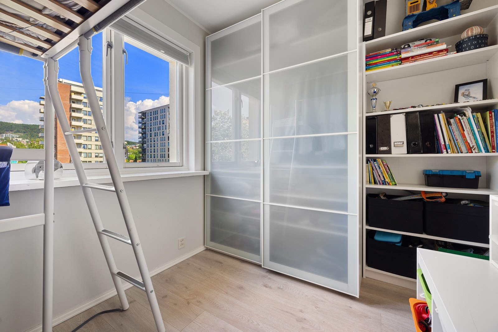 Rommet er utstyrt med en romslig garderobeløsning. Galleribilde