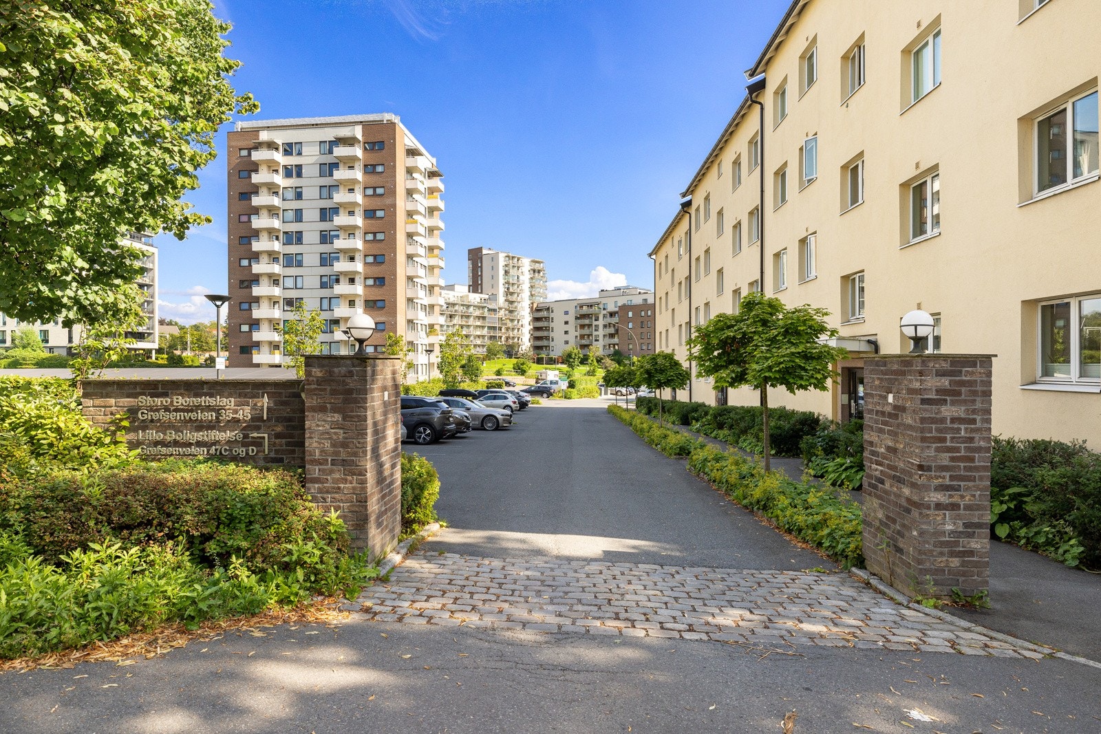 Borettslaget har parkeringsplasser og garasjeplasser som leies ut etter ventelister og eget reglement. Galleribilde