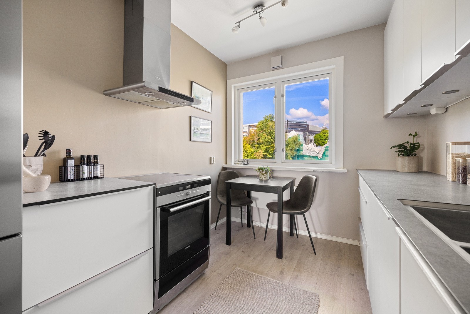 Slette fronter og kompakt laminat benkeplate med underlimt oppvaskkum. Galleribilde