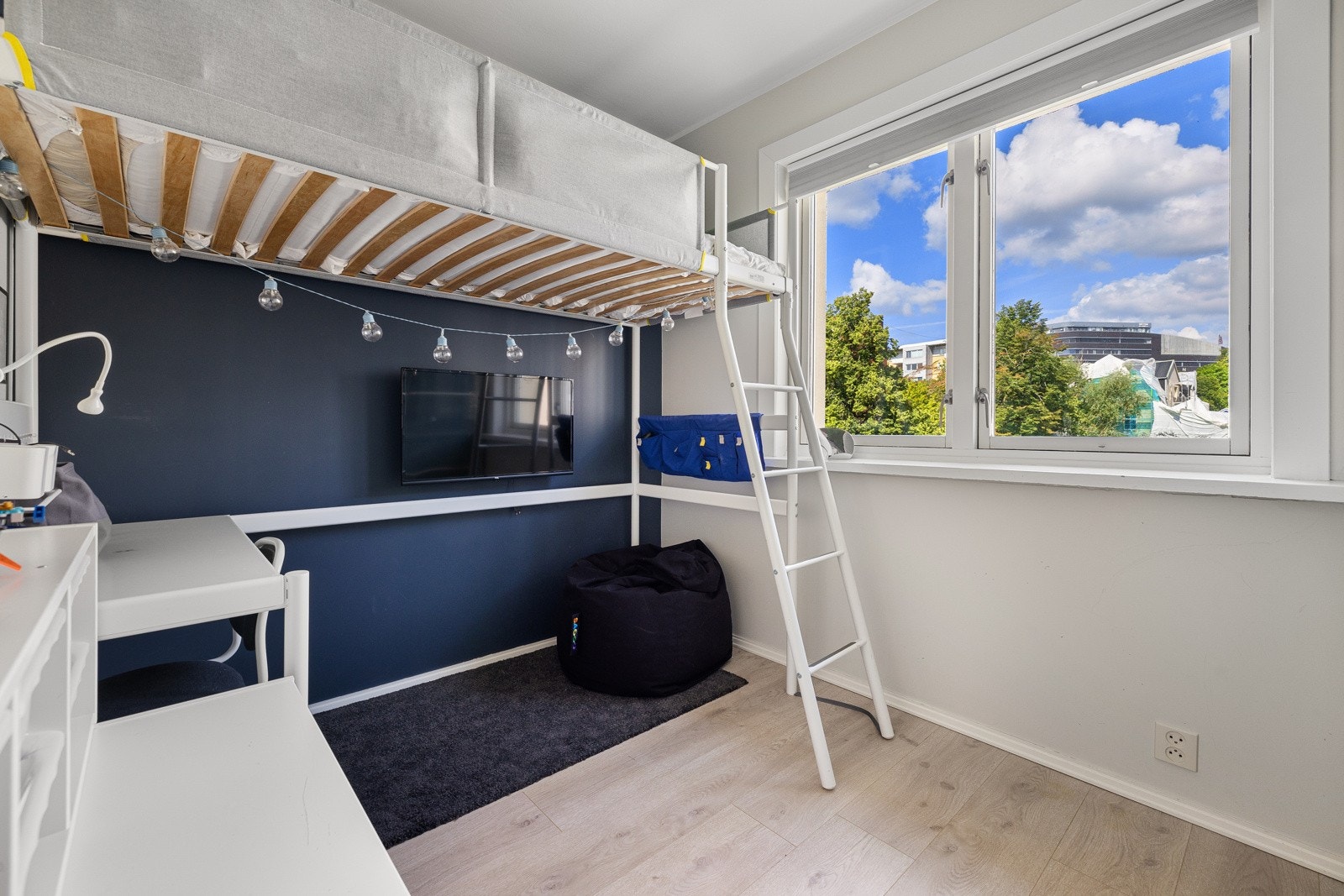 Soverom 2 egner seg ypperlig som barnerom. Eller kanskje dere trenger et kontor? Galleribilde