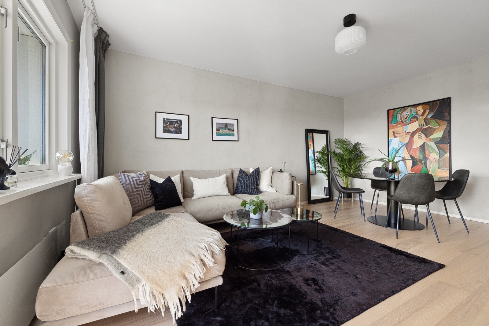 Luftig stue med plass til sofagruppe og spiseplass. Galleribilde