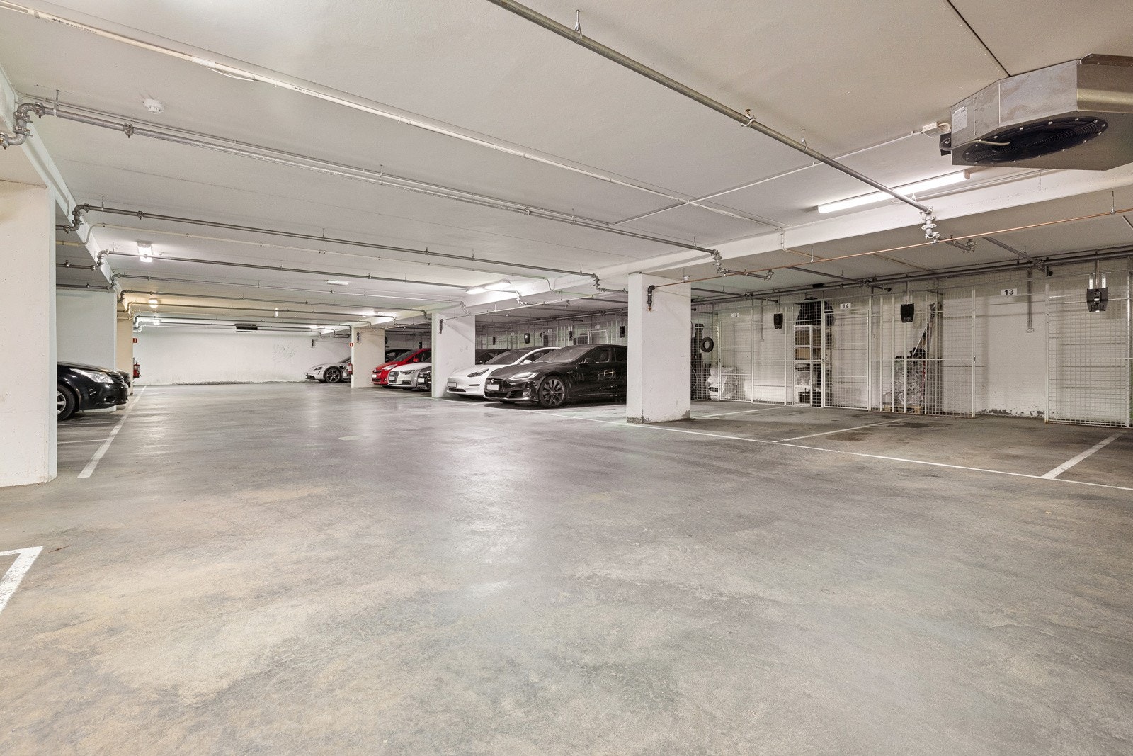 Borettslaget har parkeringsplasser og garasjeplasser som leies ut etter ventelister og eget reglement. Galleribilde