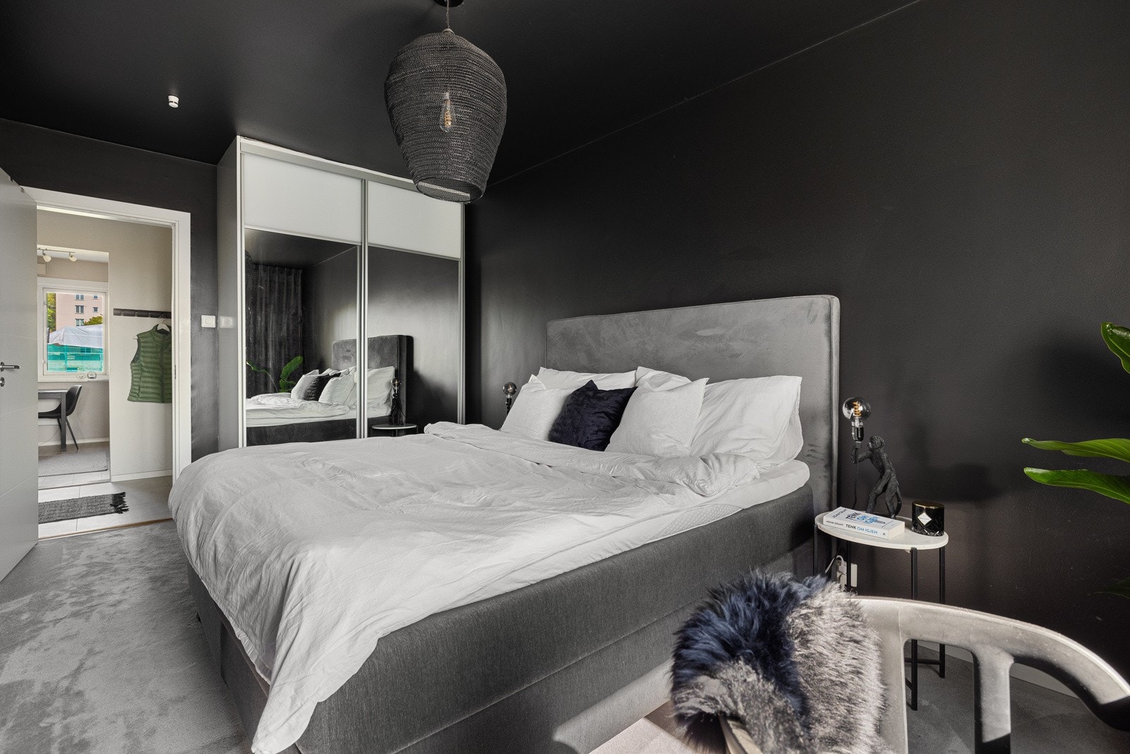 God plass til dobbeltseng med tilhørende nattbord. Speilgarderoben sørger for god lagringsplass. Galleribilde