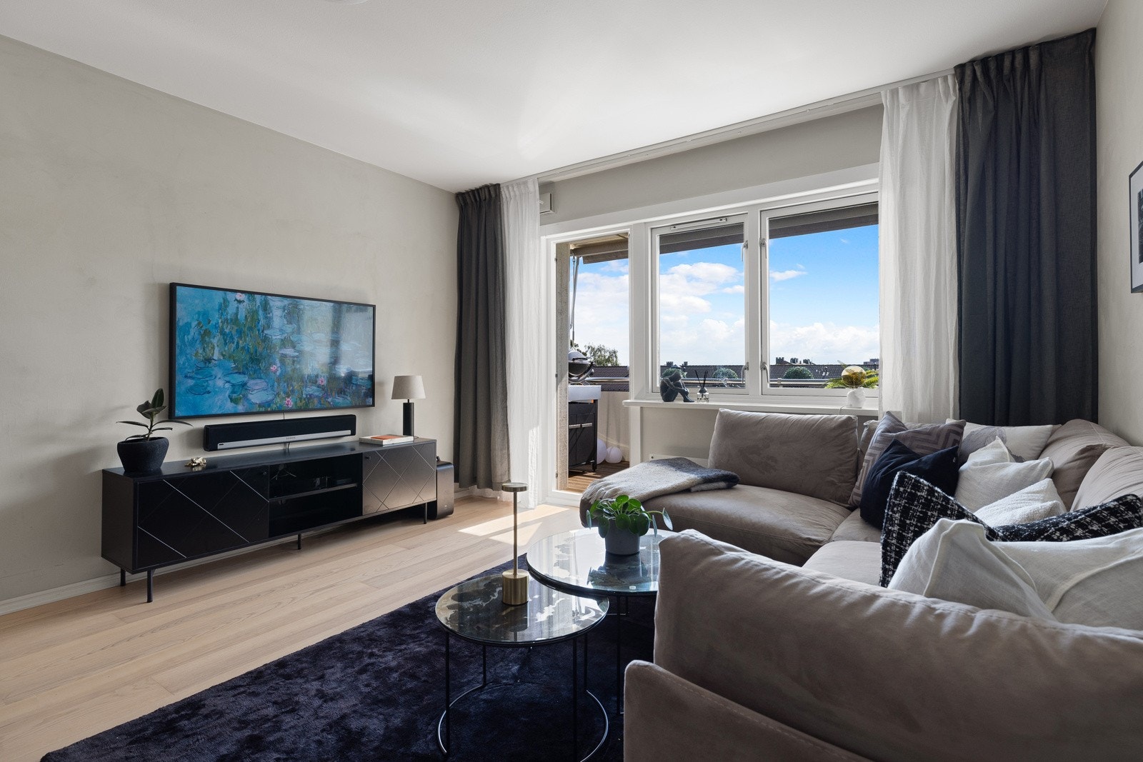 Leiligheten holder god standard og vinduene sørger for rikelig med naturlig lys. Galleribilde