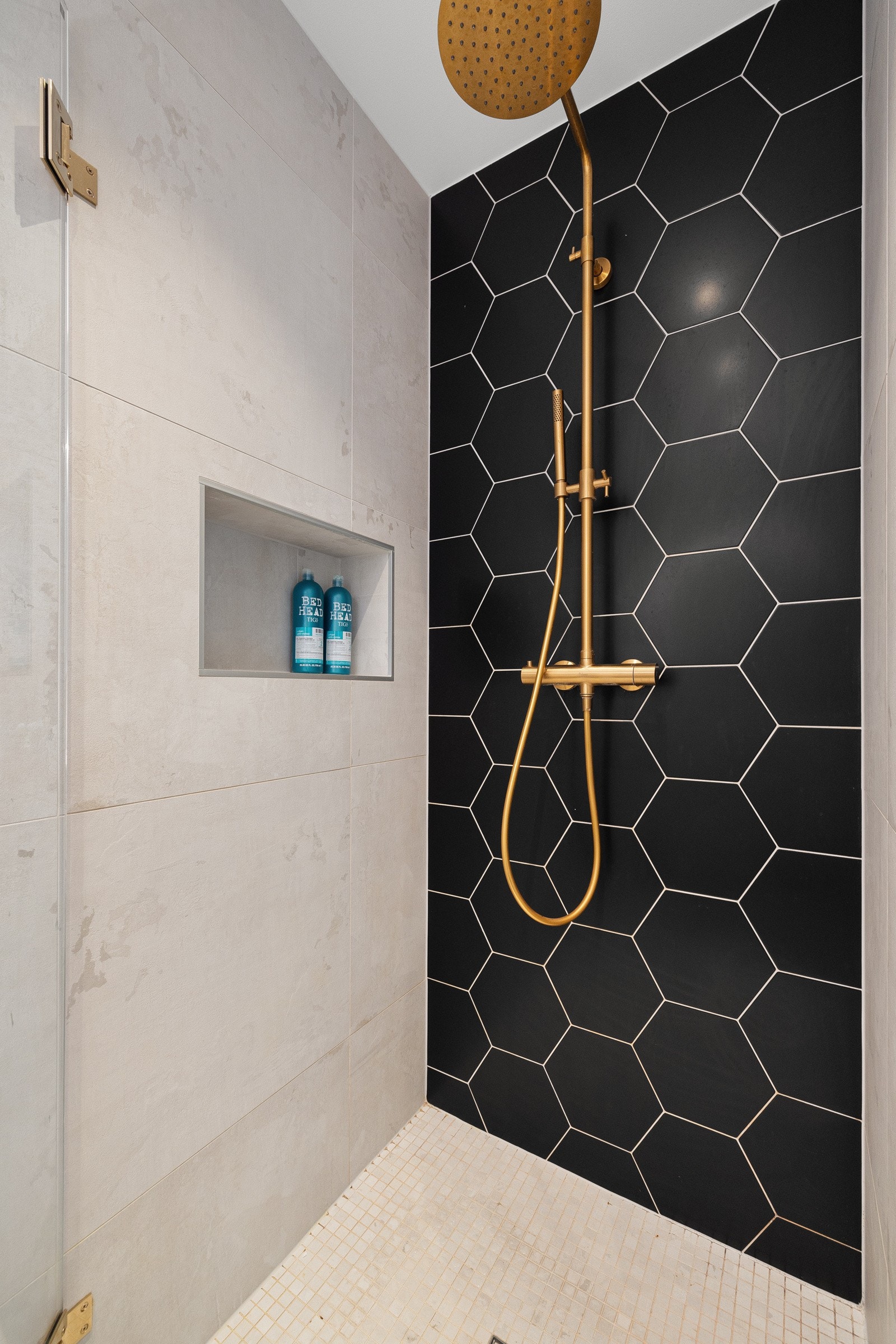 Romslig dusjnisje med takdusj og innfelt hylle. Galleribilde