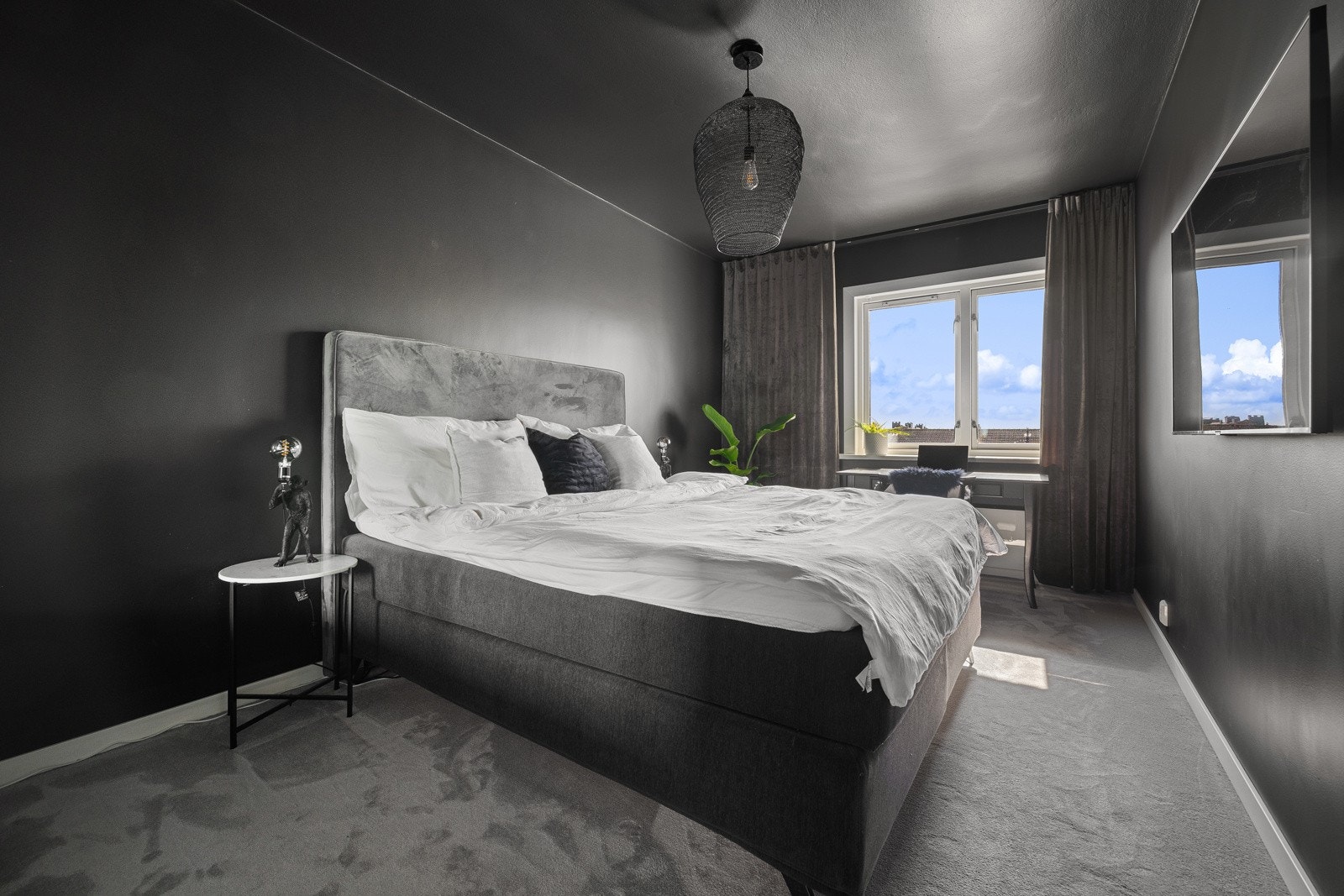 Stort hovedsoverom med en dempet fargepalett. Galleribilde