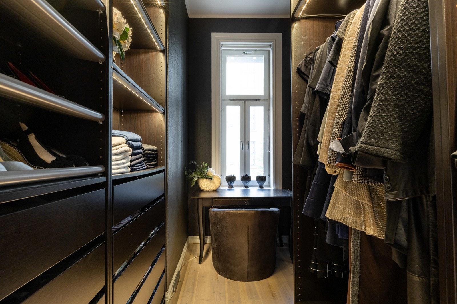 Rommet ved siden av soverommet blir i dag brukt som walk-in closet, men kan enkelt omgjøres til et kontor, gjesterom eller barnerom, tilpasset dine behov og ønsker. Galleribilde