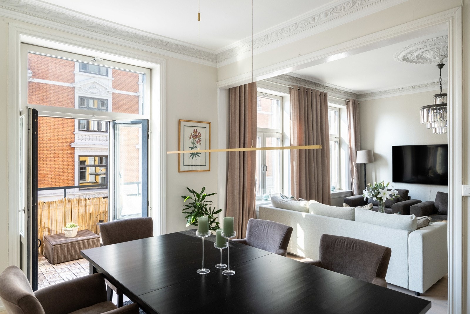 Fra stuen er det utgang til en koselig balkong på ca. 4,5 kvm, som enkelt kan innredes med ønskede møbler. Galleribilde