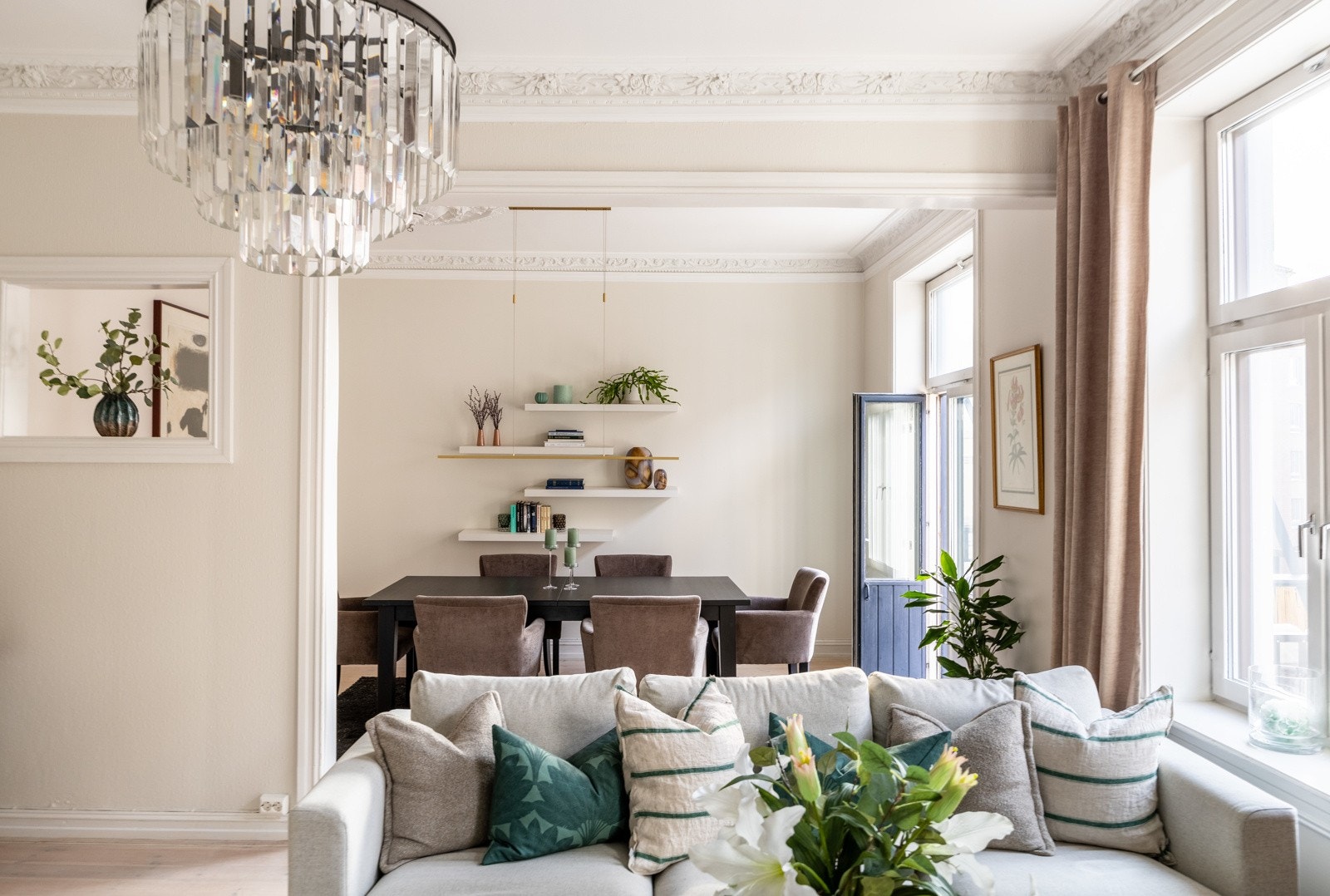 Stuen preges av klassiske detaljer og har både rosett, stukkatur og peis. Galleribilde