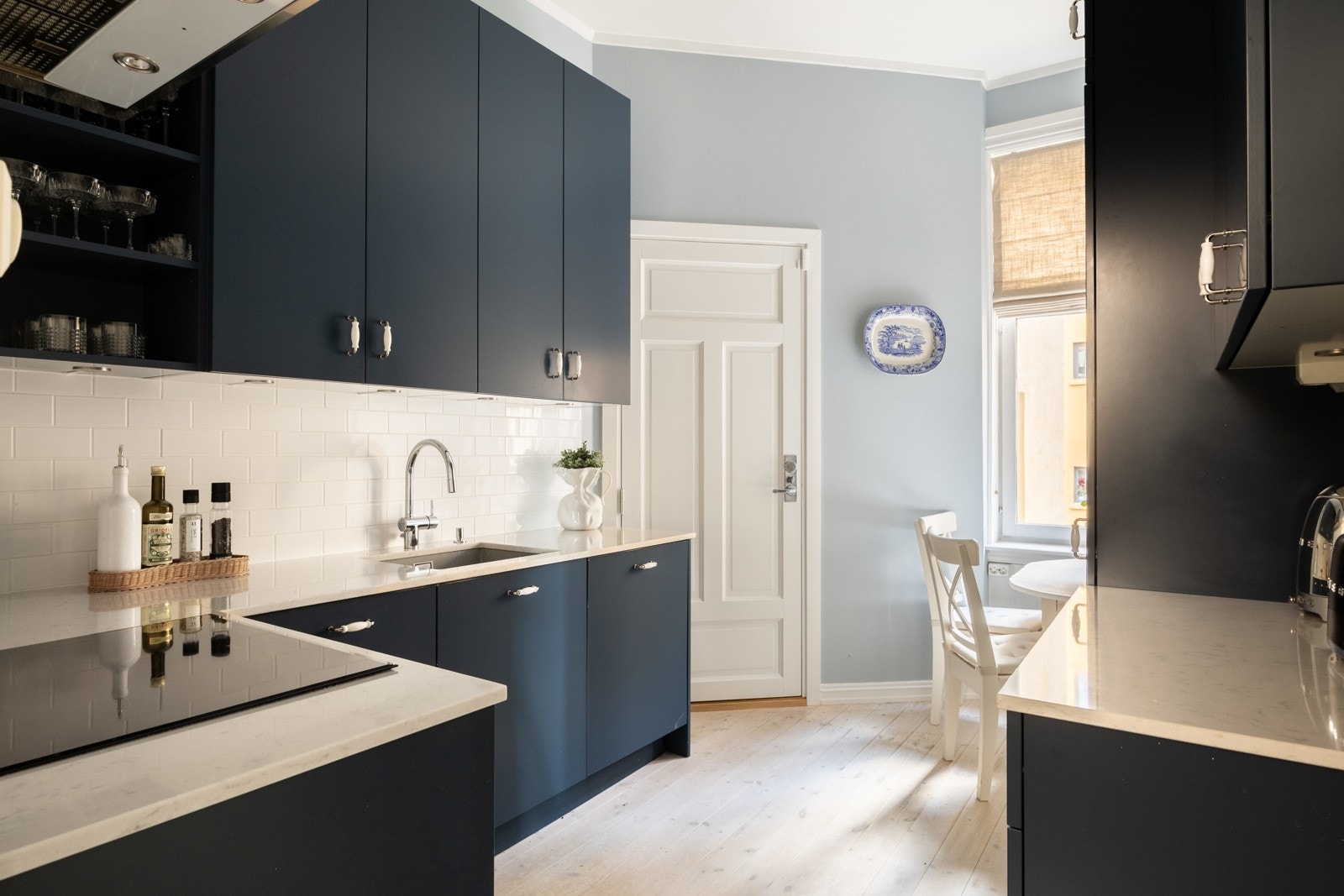 Leiligheten har et sjarmerende kjøkken med utsikt mot bakgården. Galleribilde