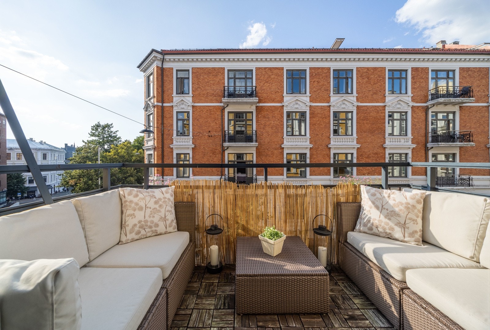 Her kan man nyte ettermiddags- og kveldssolen i hyggelig selskap. Galleribilde