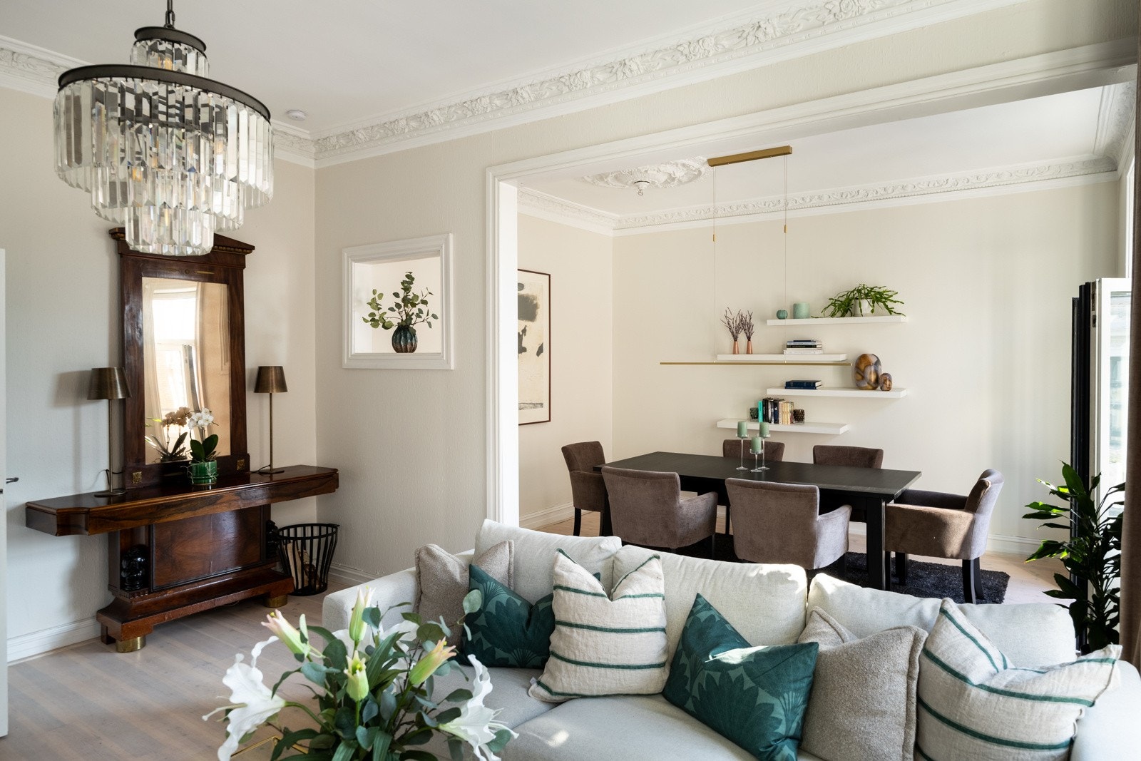 Stuen kan fint innredes med både sofakrok og spisestue uten at det går på bekostning av den gode romfølelsen. Galleribilde