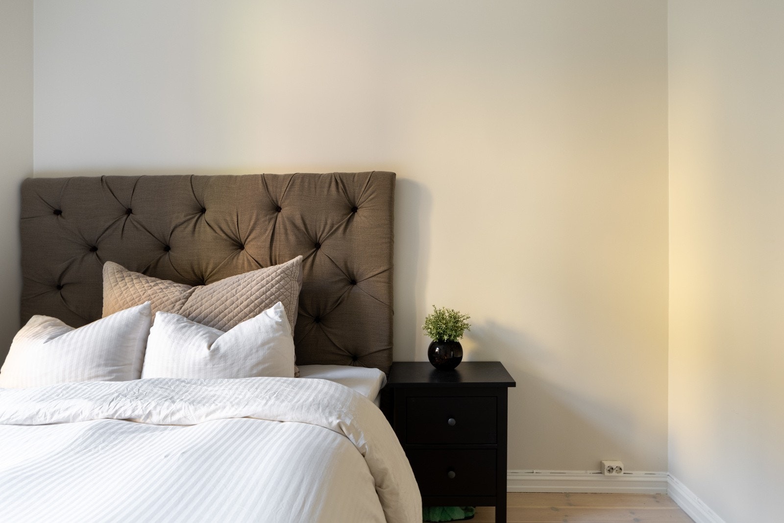 Rommet oppleves med en avslappet atmosfære med lyse vegger og naturlig lysinnslipp fra vinduet. Galleribilde