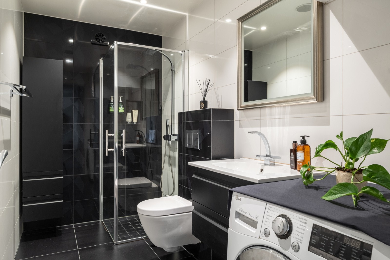 Leiligheten har et flott bad som ble rehabilitert i 2013 (ifølge selger), med flislagt gulv med varmekabler og flislagte vegger. Galleribilde