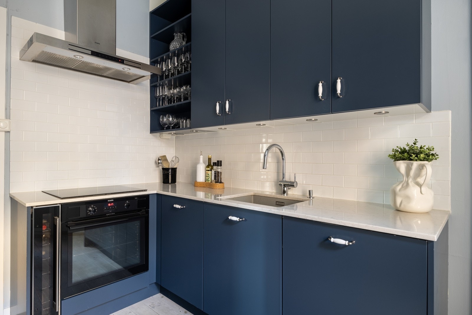 Kjøkkeninnredningen, oppgradert i 2017 ifølge eier, har en stilfull mørkeblå farge og benkeplate i slitesterkt steinmateriale. Galleribilde