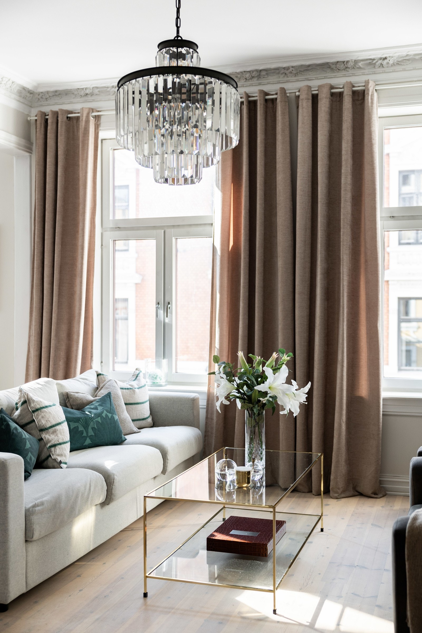 Spesielt for rommet er det nydelige lyset som treffer inn gjennom de store, klassiske vinduene. Galleribilde