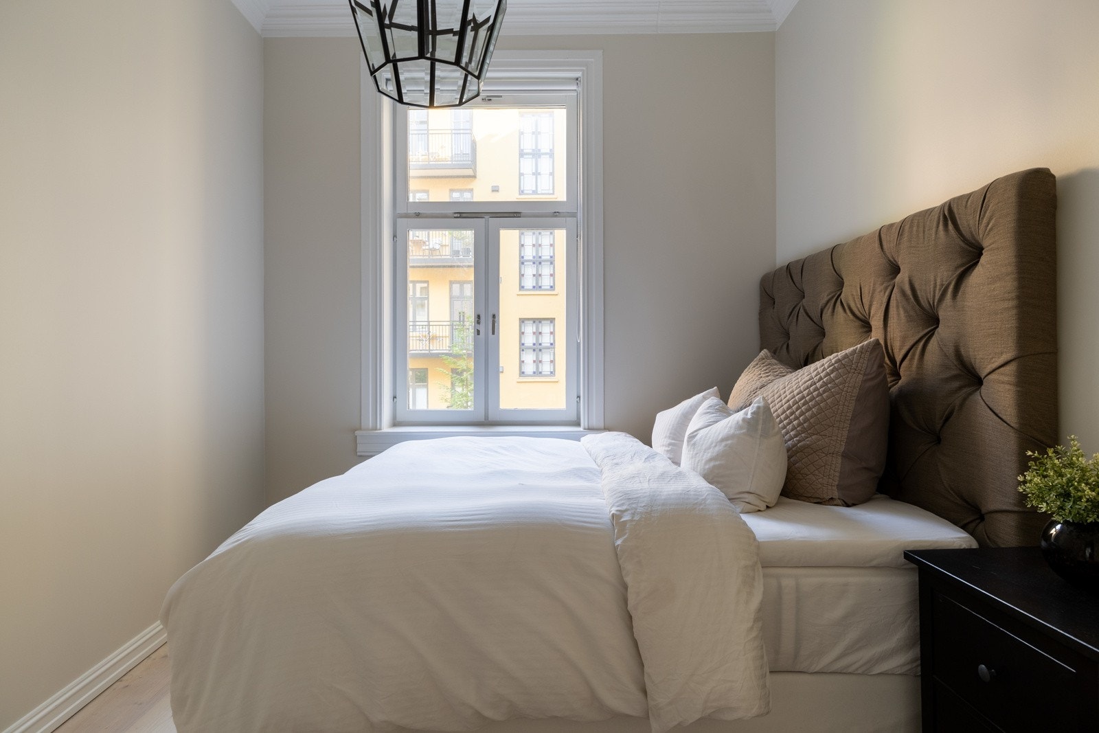 Soverommet i leiligheten er av god størrelse med plass til dobbeltseng og tilhørende nattbord. Galleribilde