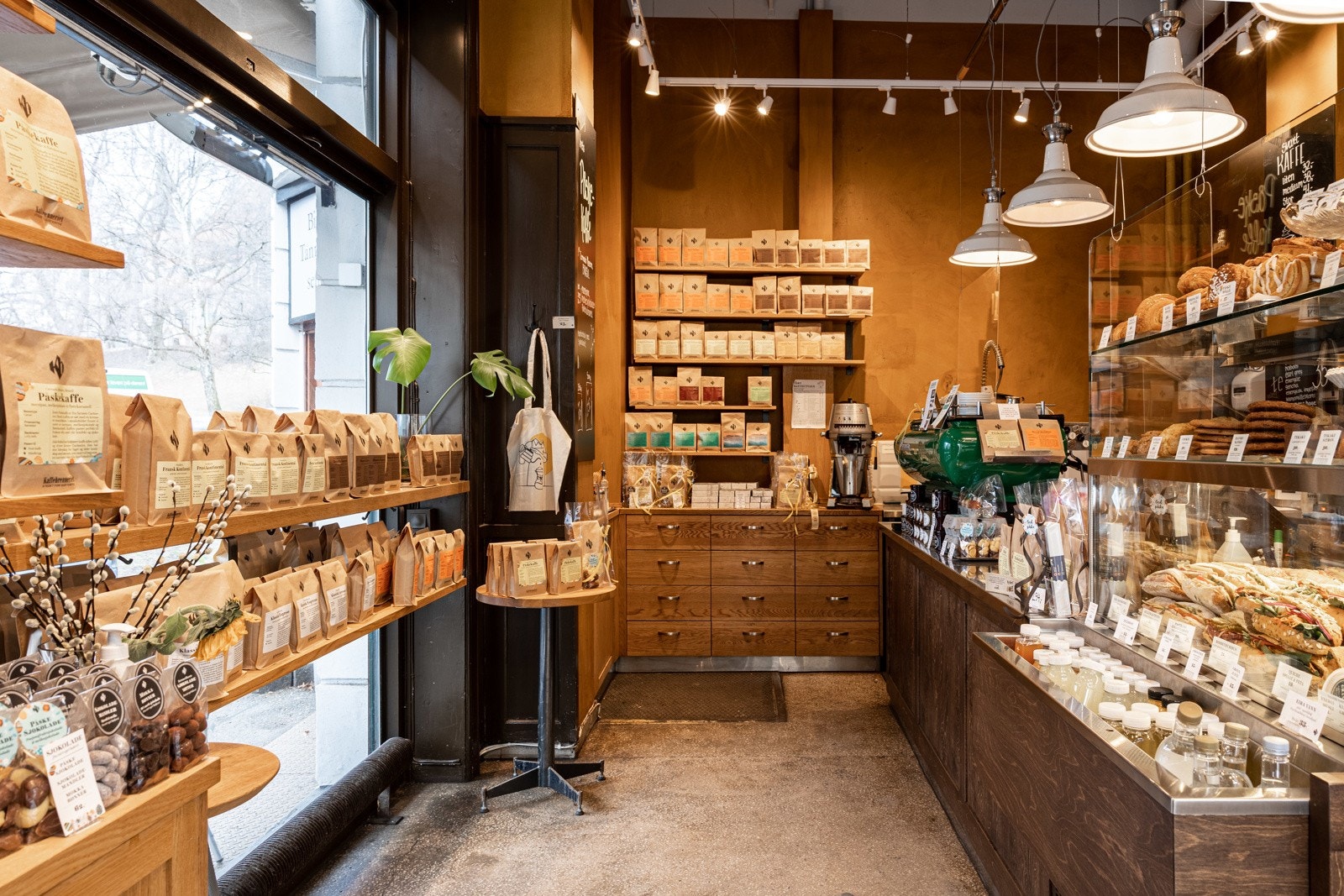 Kaffebrenneriet er en av flere koselige kaféer i nærheten. Galleribilde