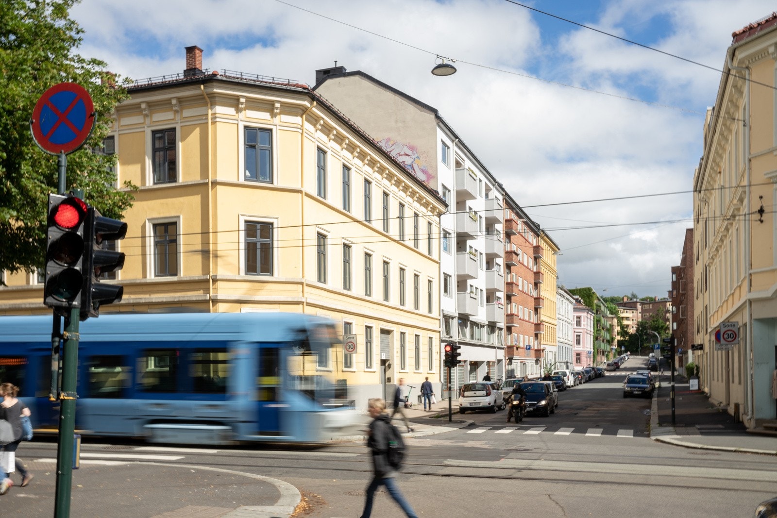 Området har et svært godt kollektivtilbud, med busser (21, 33, 37) og trikker (17, 18) i nærheten. Galleribilde