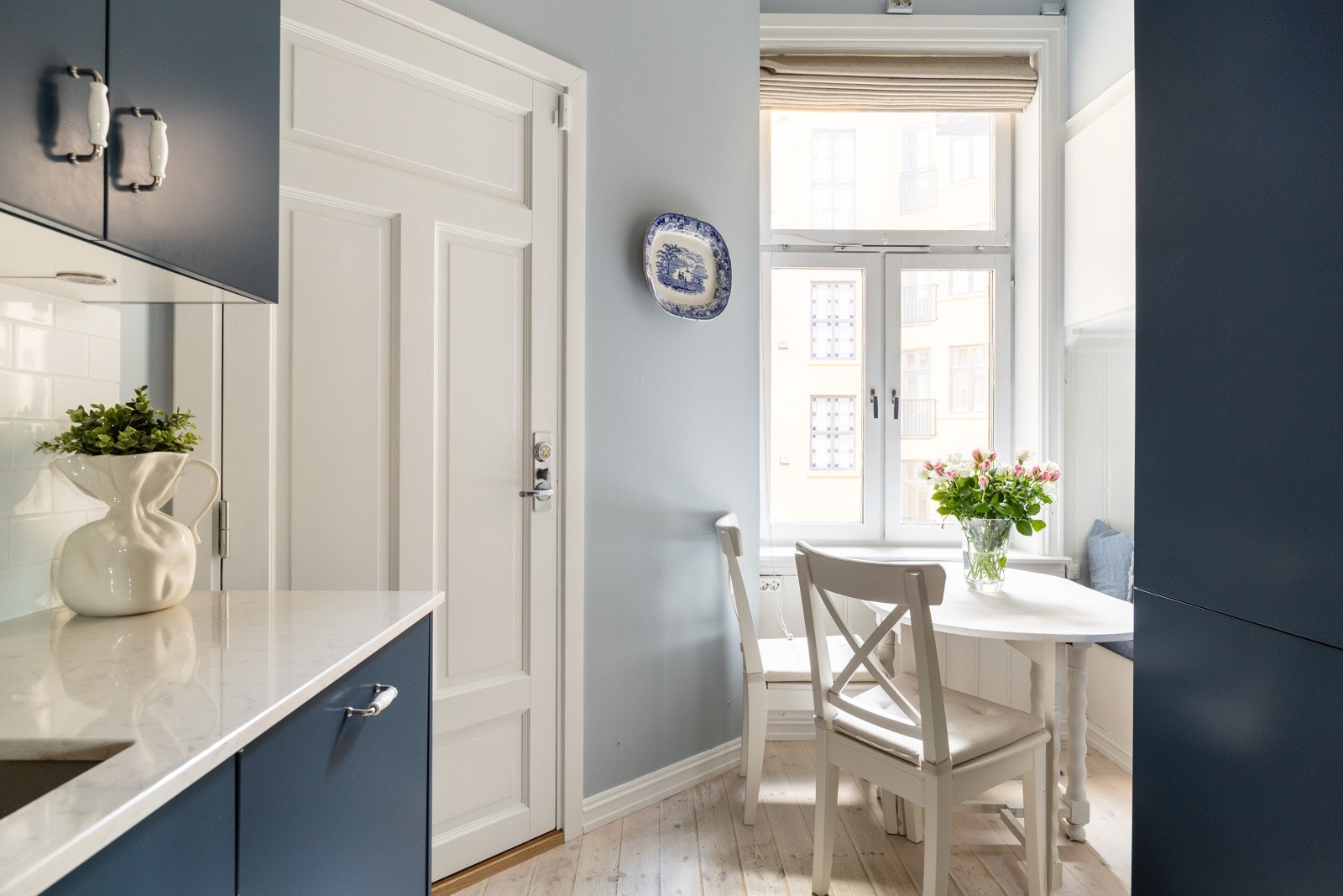 Kjøkkenet er utstyrt med integrerte hvitevarer, og det er en varmtvannsbereder på 5 liter (installert i 2016) plassert under oppvaskkummen. Galleribilde