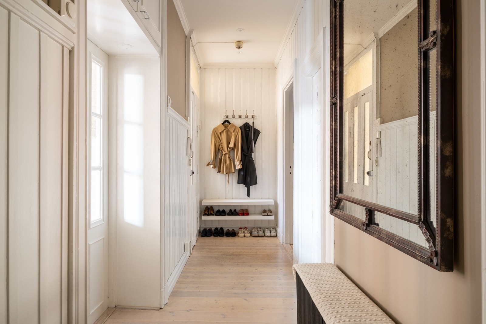 Velkommen hjem! I den romslige entréen blir du møtt med god plass til oppbevaring av yttertøy og sko. Galleribilde