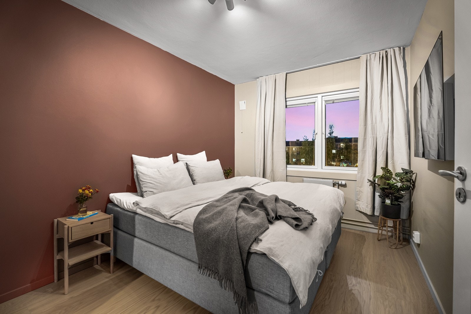 Soverom 1 med god størrelse og takhøyde på ca. 2,48 meter, noe som gjør det mulig å innrede med både stor seng og tilhørende møbler Galleribilde