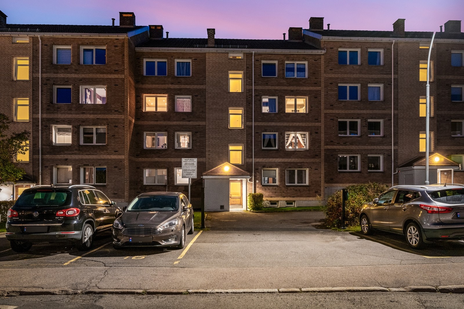 Velkommen til populære Engsletta borettslag. Borettslaget består av 198 andelsleiligheter og ligger meget fint plassert på Kalbakken. Galleribilde