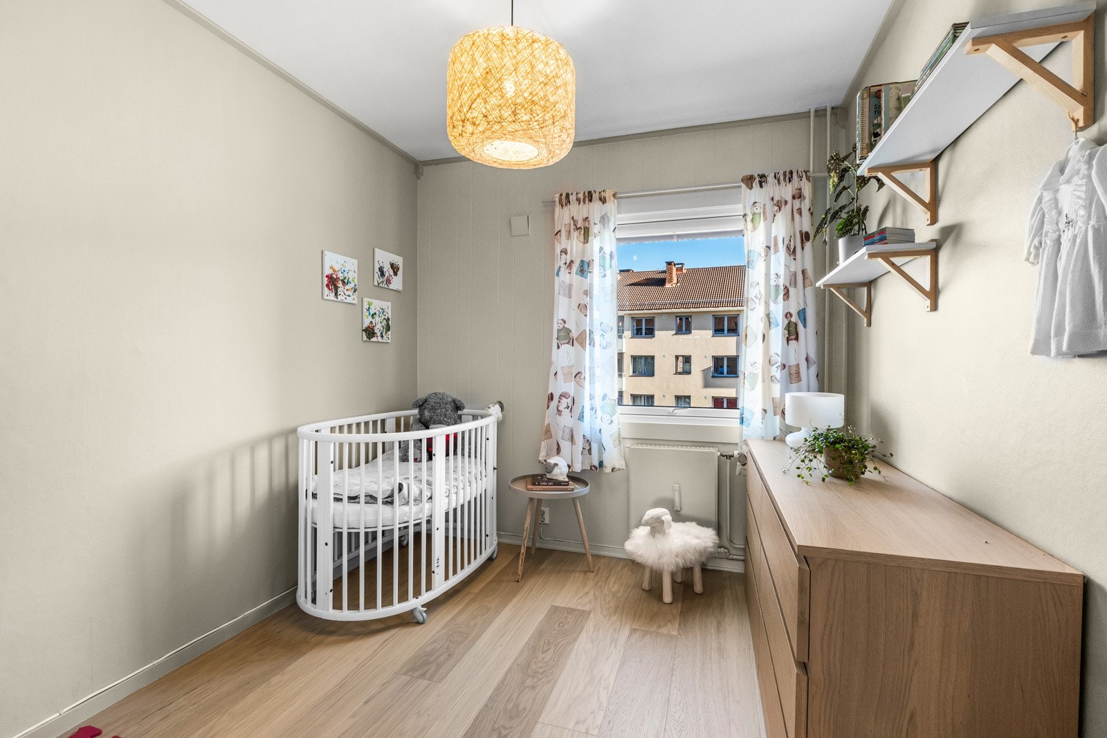 Dette rommet gir deg også fleksibilitet til å innrede etter eget behov, enten du ønsker en romslig arbeidsplass eller et koselig gjesterom Galleribilde