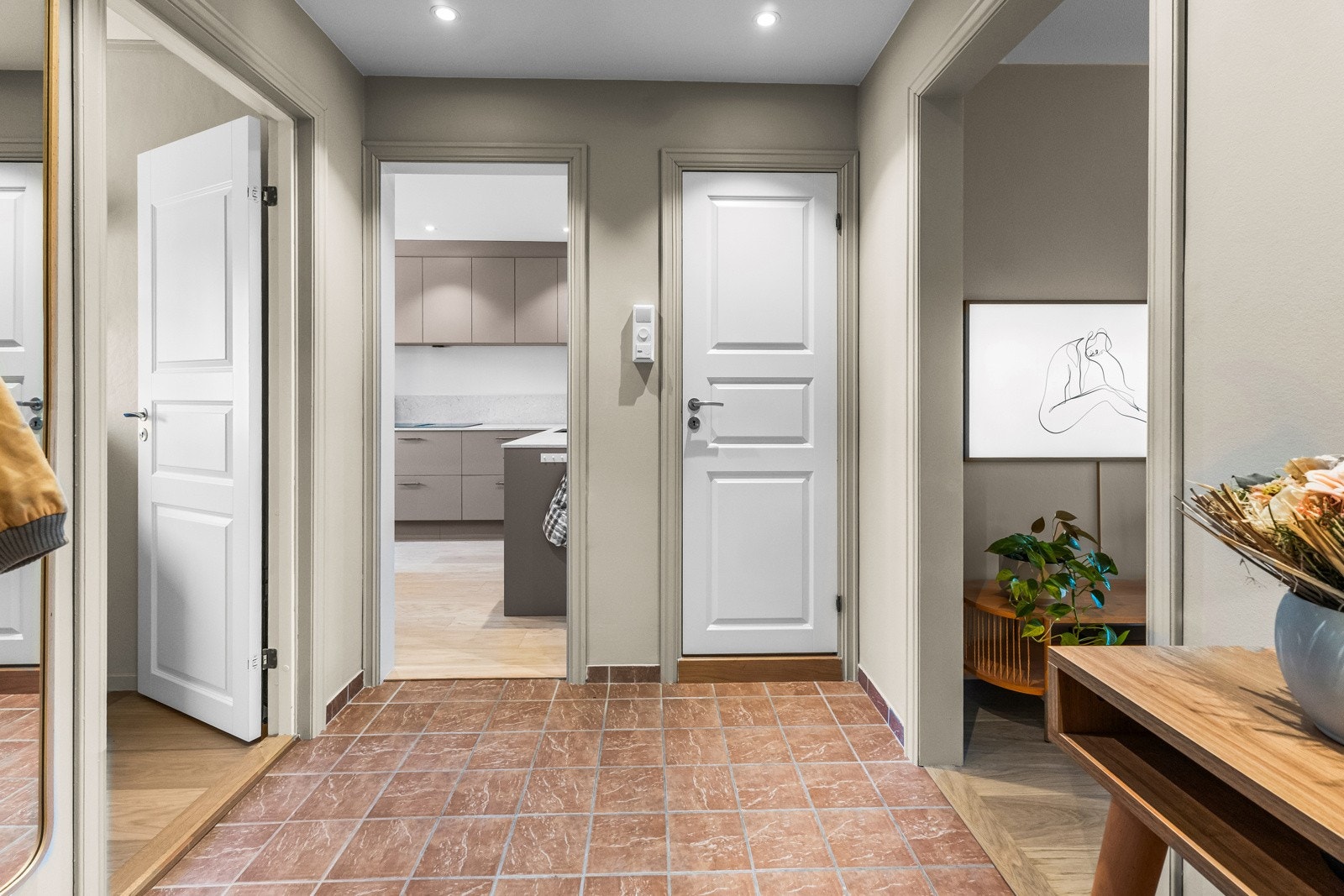 Downlights sørger for godt lys, og flislagt gulv gjør det enkelt å holde rent. Veggene har glatte, malte flater som gir en moderne og ren estetikk. Galleribilde