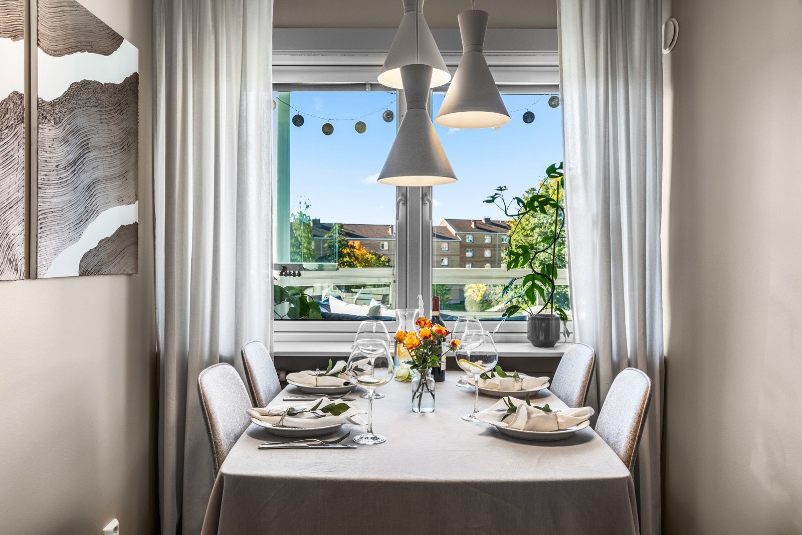 De store vinduene fra 2016 sørger for godt dagslys og en behagelig atmosfære, mens balkongdøren leder deg ut til en innglasset balkong hvor du kan nyte ekstra plass og lys Galleribilde