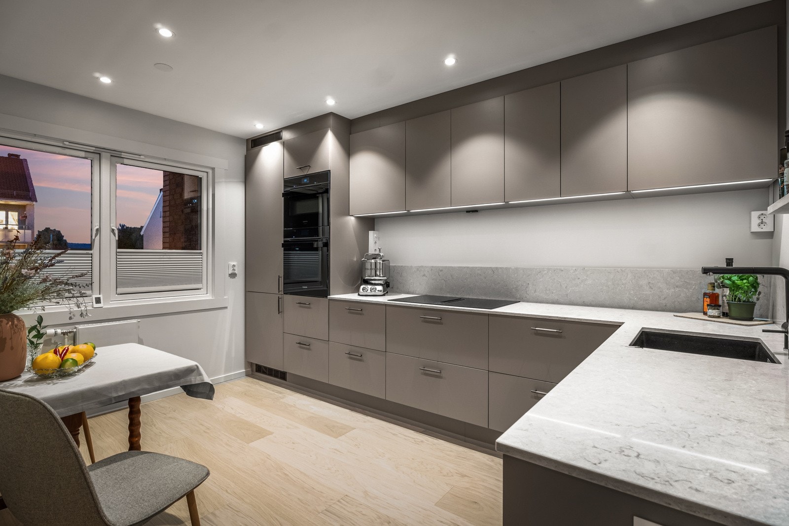 Et moderne kjøkken fra HTH i 2023 med glatte fronter og benkeplate i stein sørger for solid kvalitet og enkel rengjøring Galleribilde