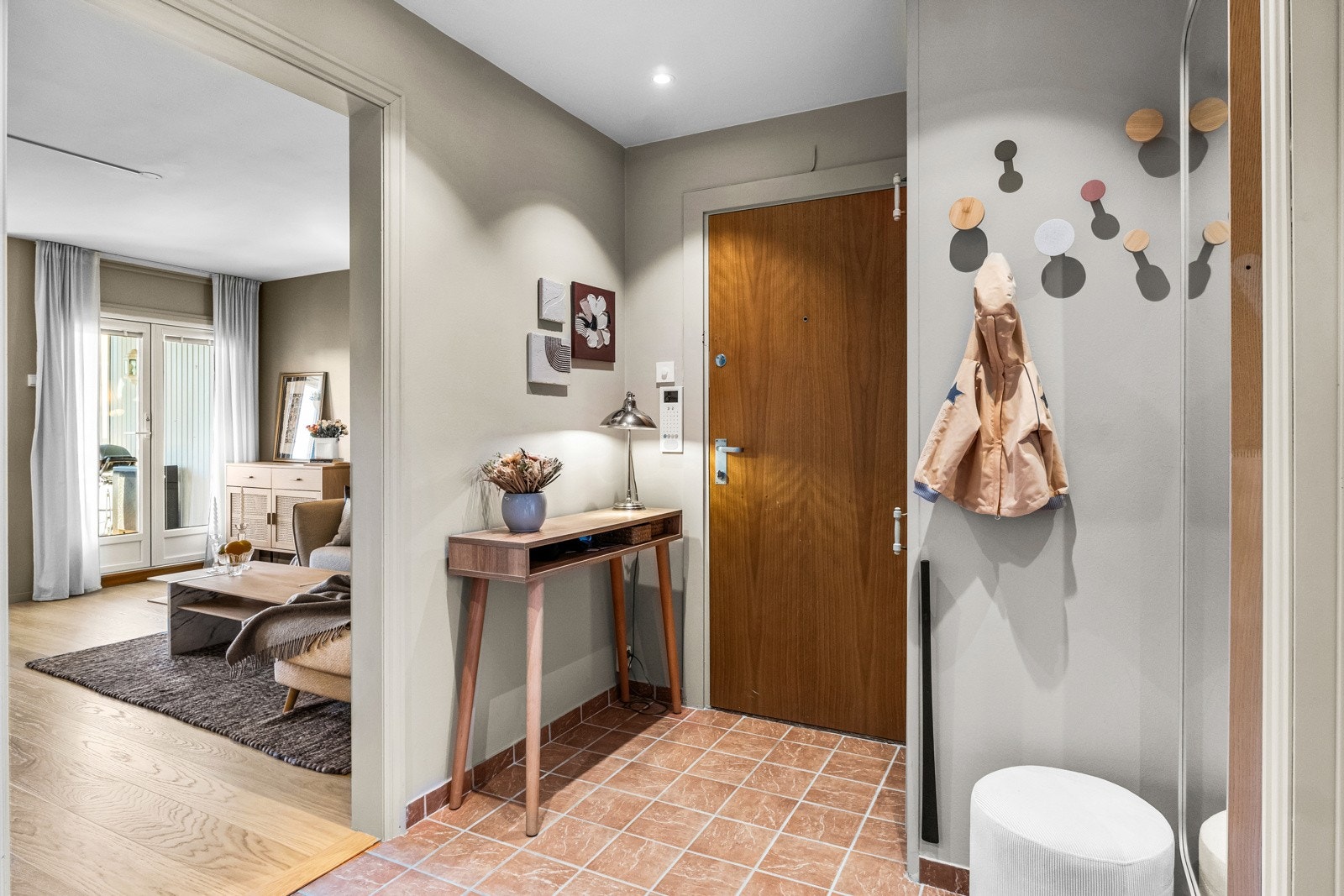 Ditt første møte med denne leiligheten er et innbydende og moderne inngangsparti med plassbygde skap. Galleribilde