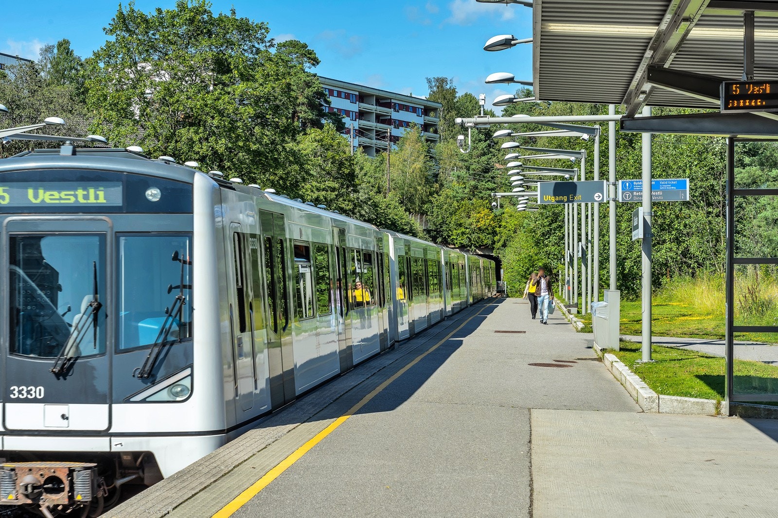 Flaen og Kalbakken har et godt offentlig transporttilbud via buss, T-bane og tog. Fra Kalbakken T-banestasjon ca. 950 meter unna boligen går det flere linjer. Galleribilde