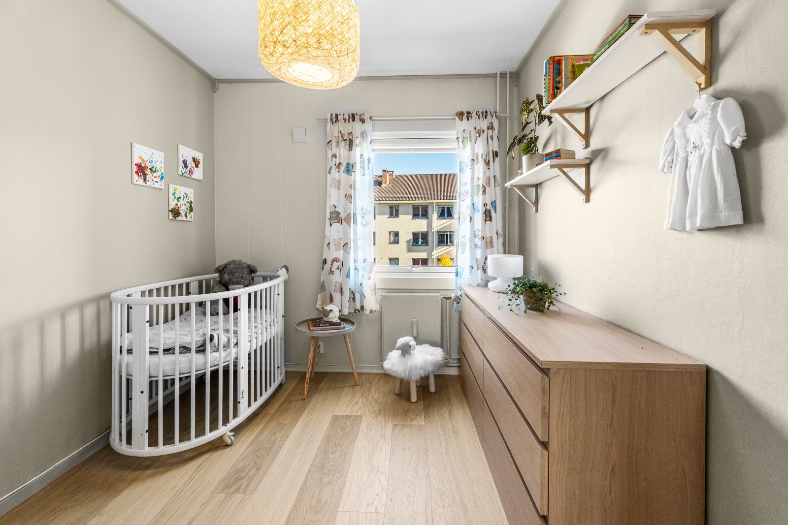 Soverom 2 har også fått nytt gulv i oktober 2023, noe som understreker rommets velholdte preg Galleribilde